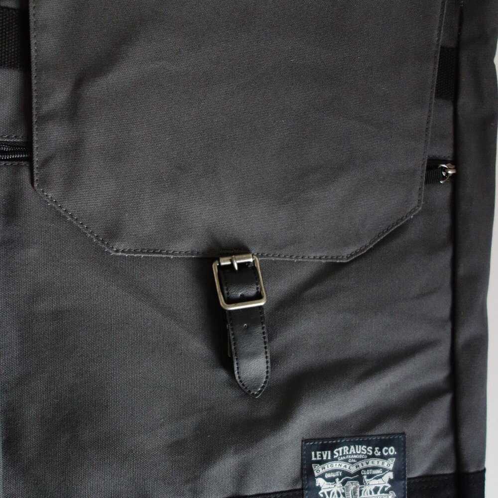 LEVI'S SUTHERLAND 7307 17"X 13"X 3" Charcoal Grey Laptop Backpack KY7307C02